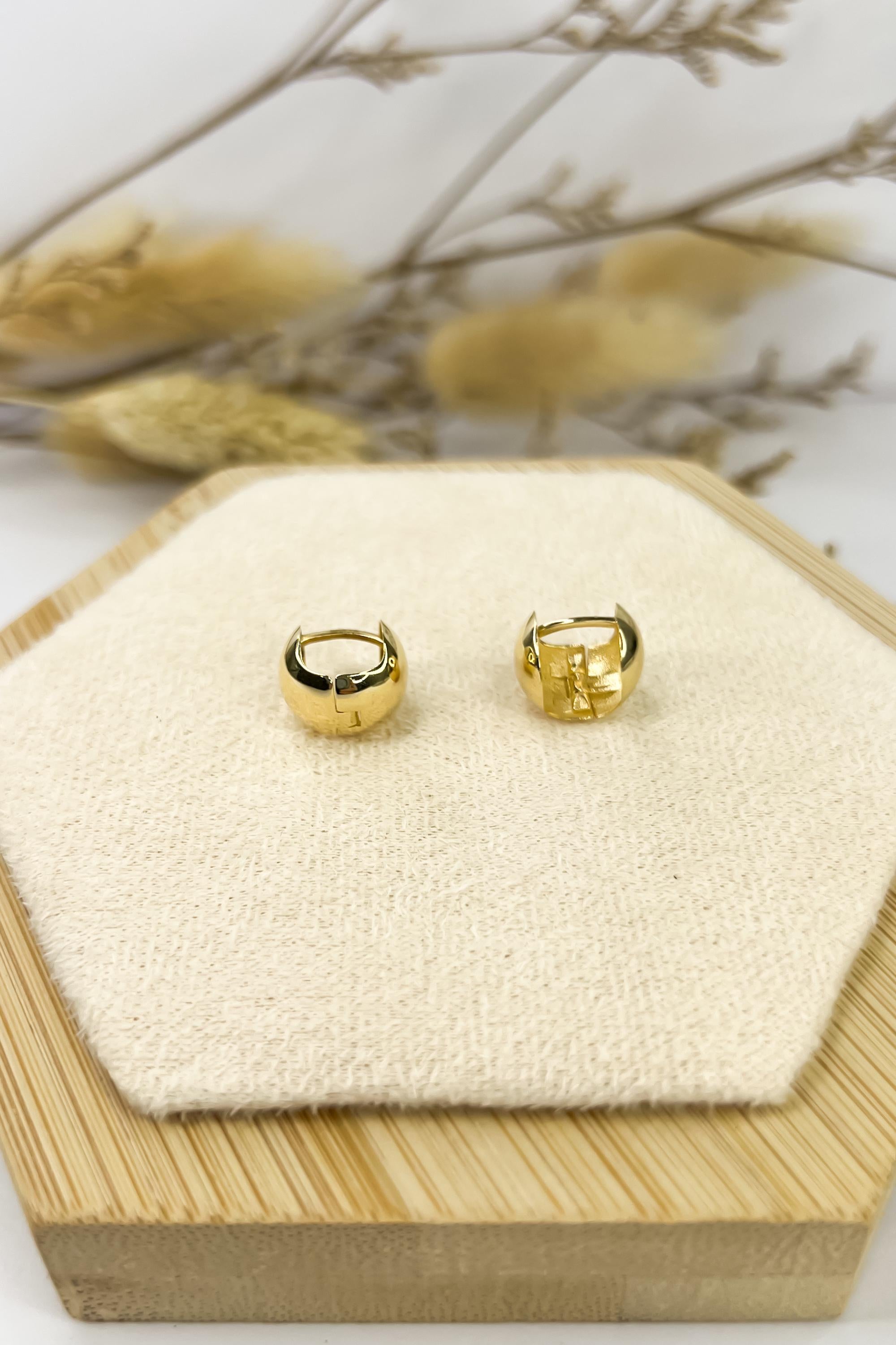 18K Solid Gold Chunky Huggies - Unique - Au750 - Yellow Gold - Bestseller Gift - Christmas Gift - Gift for Her - Birthday Gift
